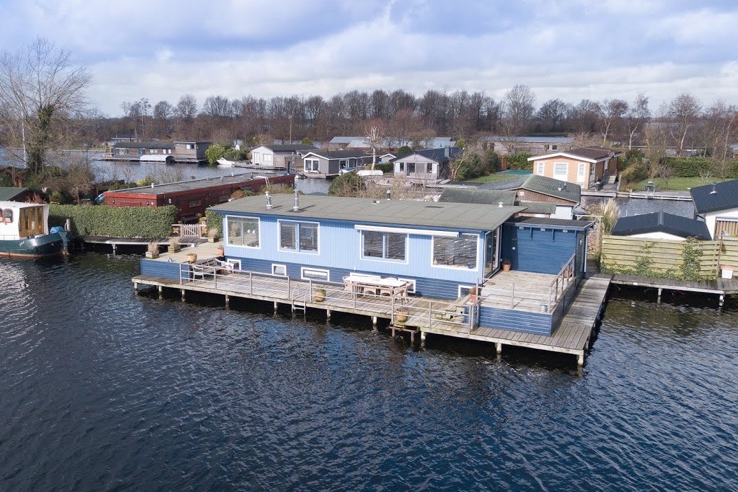 Woonark aan het water in Arkenpark De Plashoeve, Vinkeveen
